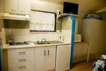 *** Hotel Lake Eacham Tourist Park & Self Contained Cabins Australia